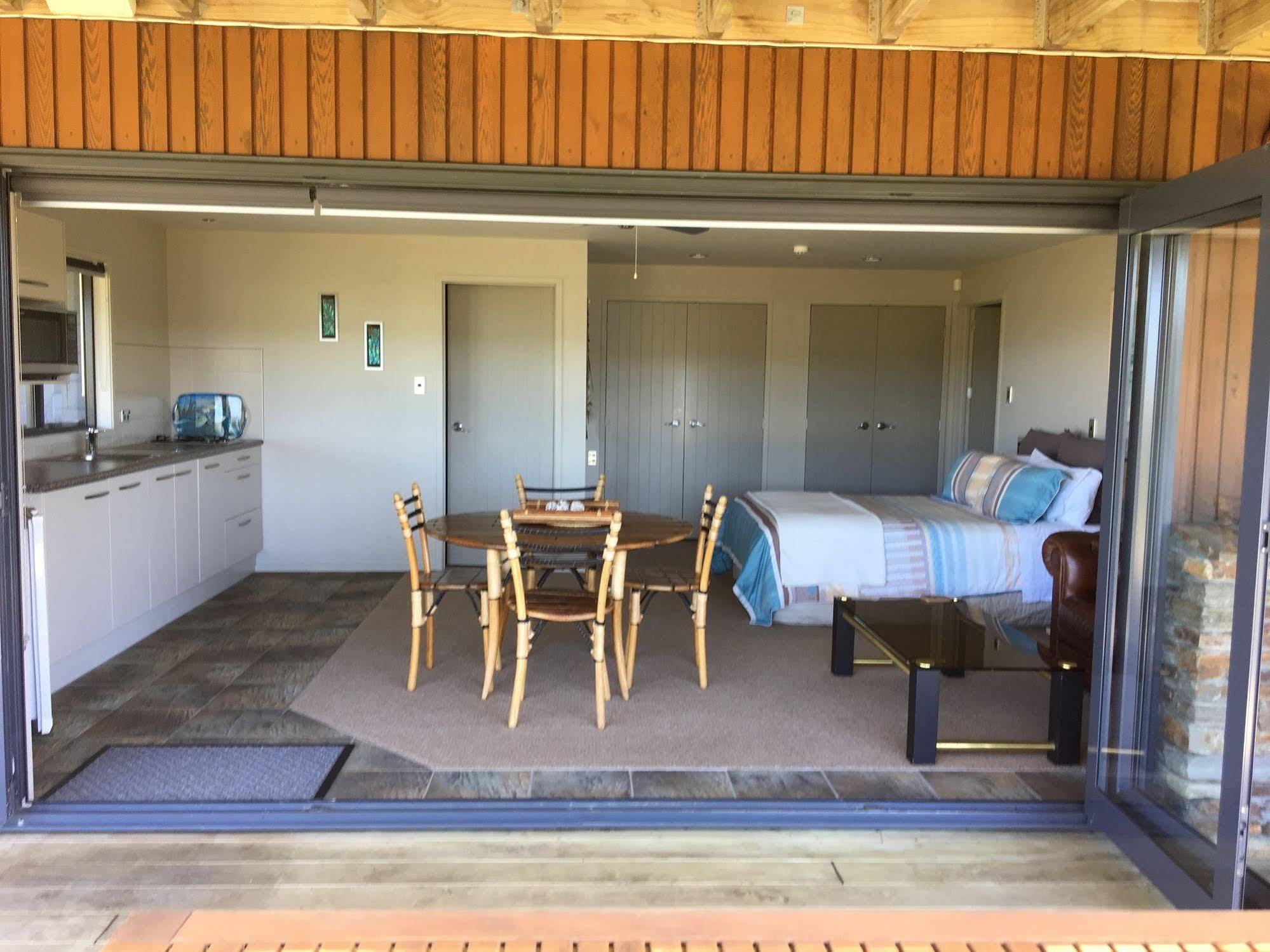 Whangamata Vistas B&B エクステリア 写真