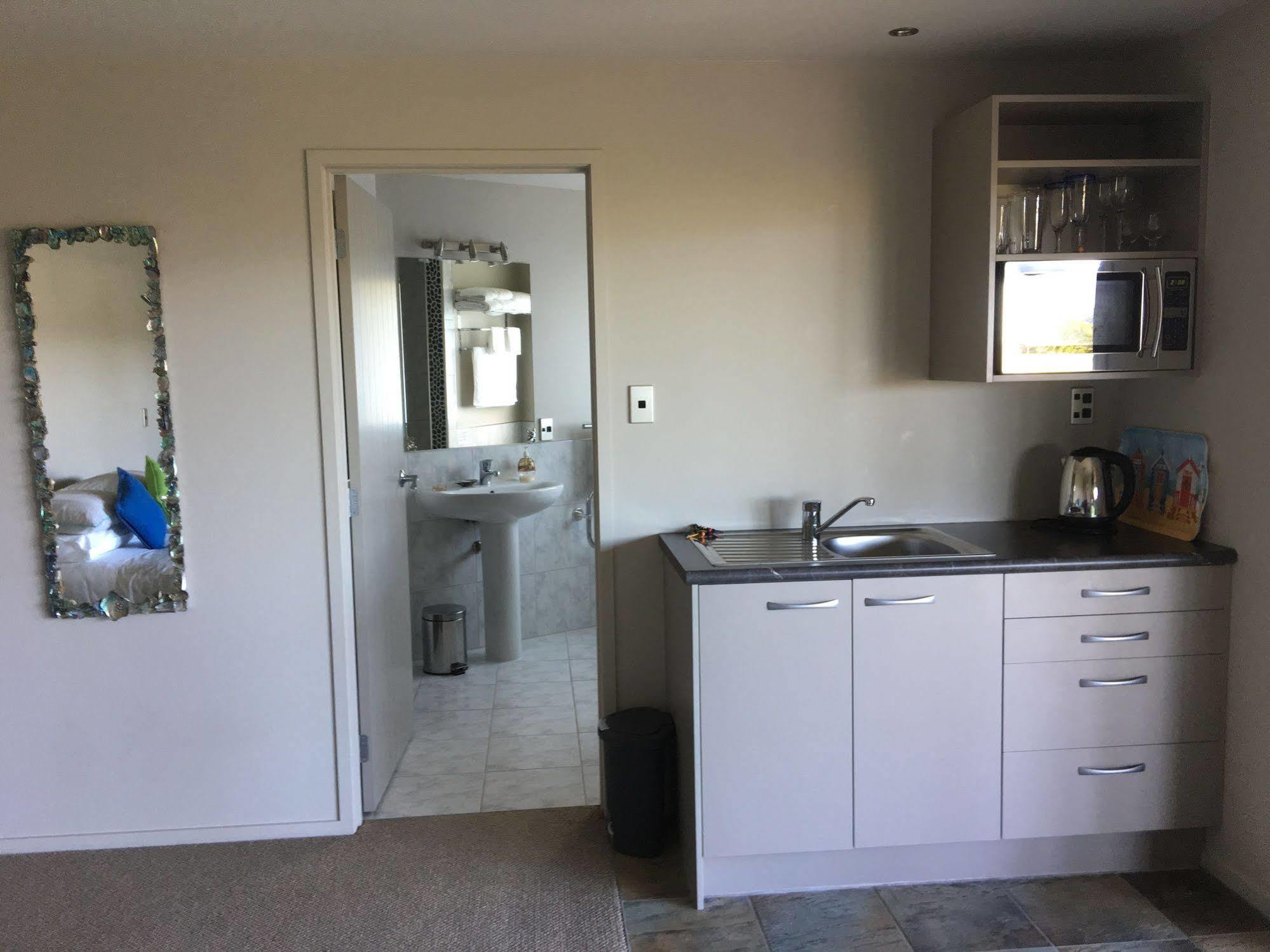 Whangamata Vistas B&B エクステリア 写真